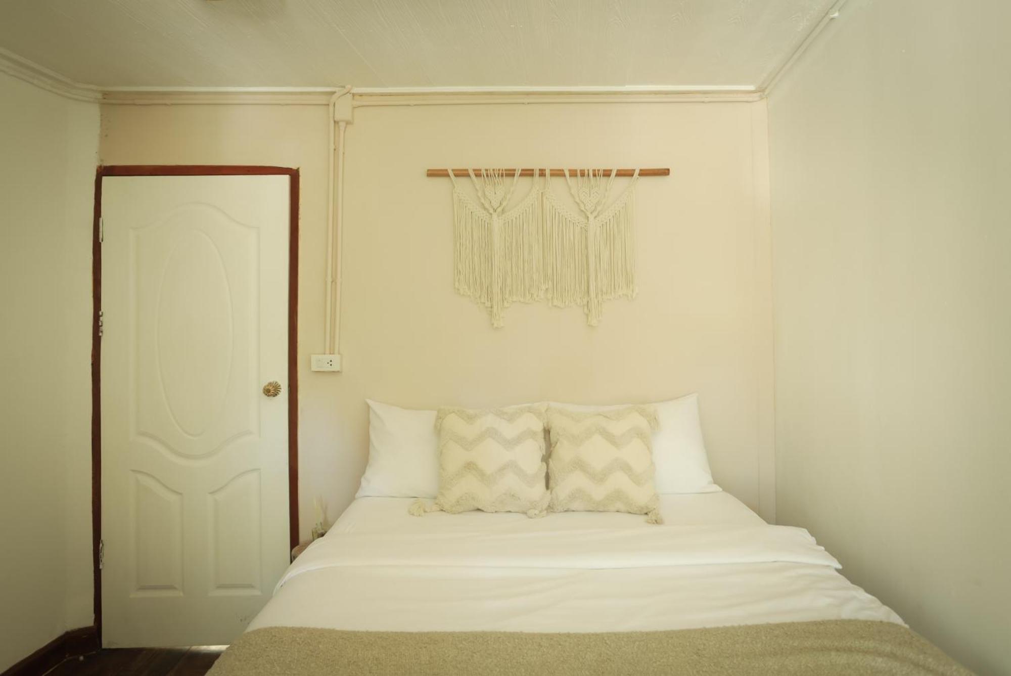 Sunflower Guesthouse And Animal Rescue - Koh Lipe Room photo